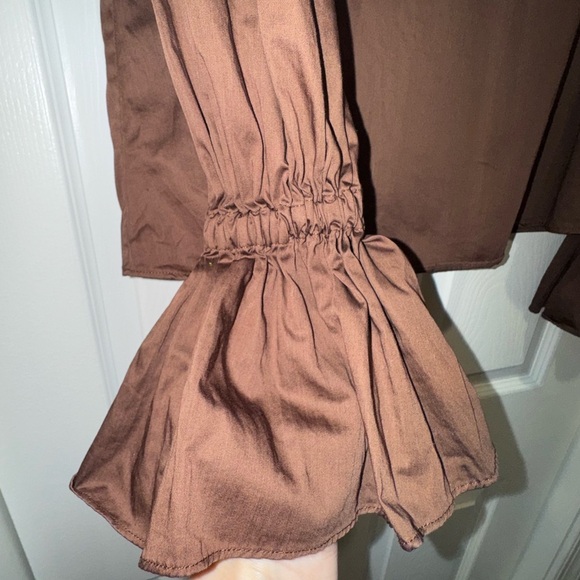 Something Navy brand Brown ruffled Sleeve top. EUC. Size M. - Picture 3 of 5